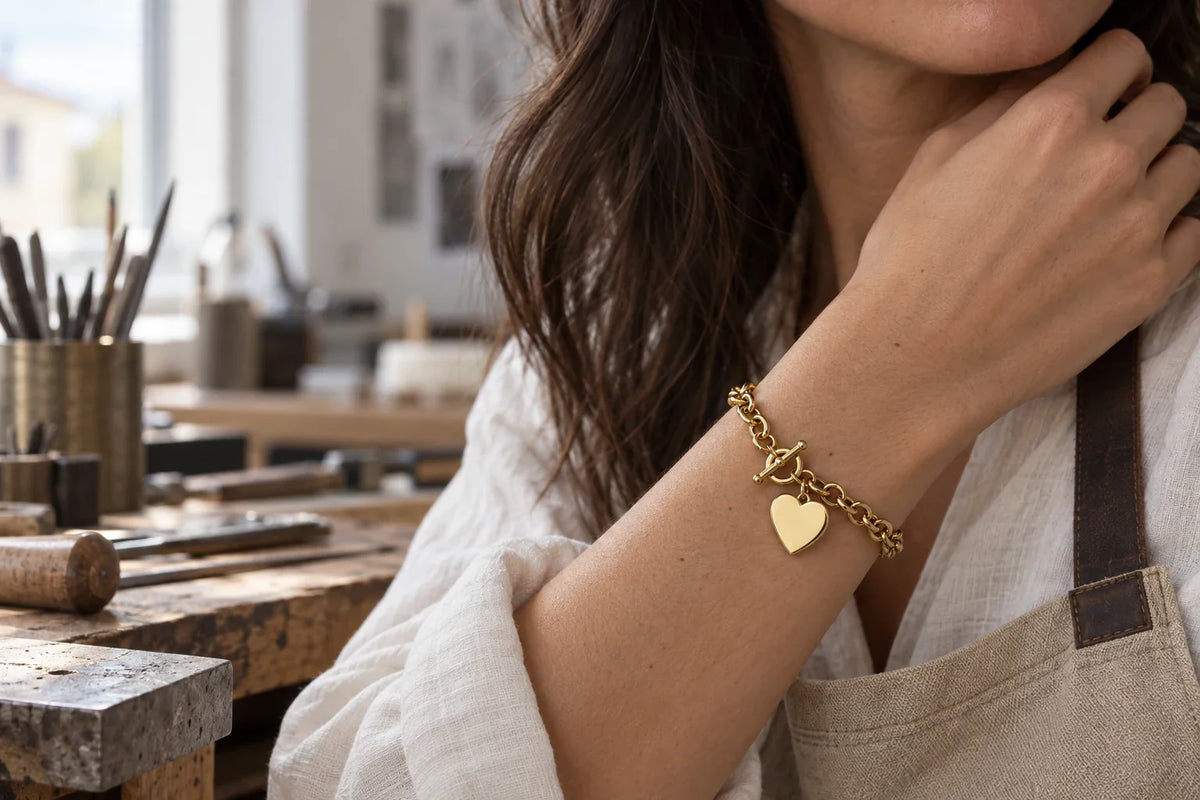 Bracciali con charm personalizzabili su polso femminile, acciaio 316L dorato