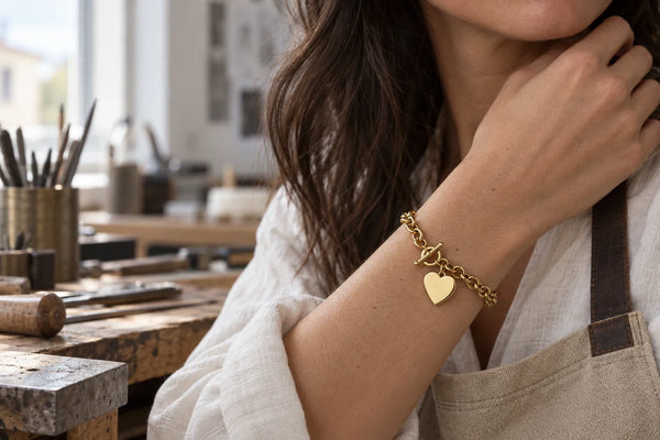 Bracciali con charm personalizzabili su polso femminile, acciaio 316L dorato