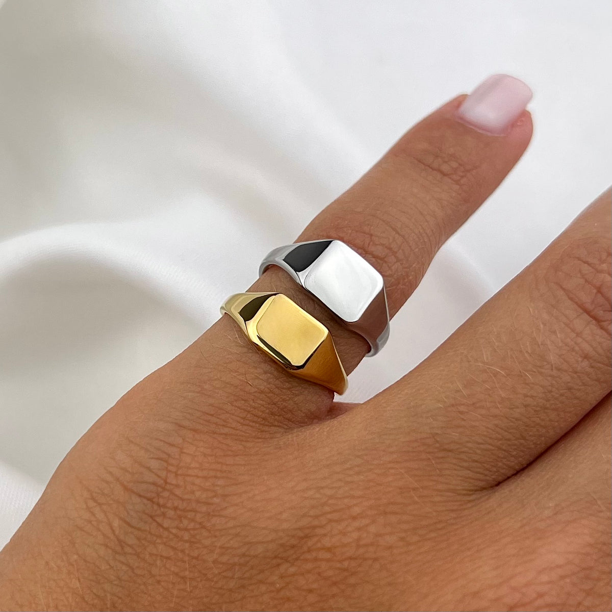 Anello chevalier quadrato liscio