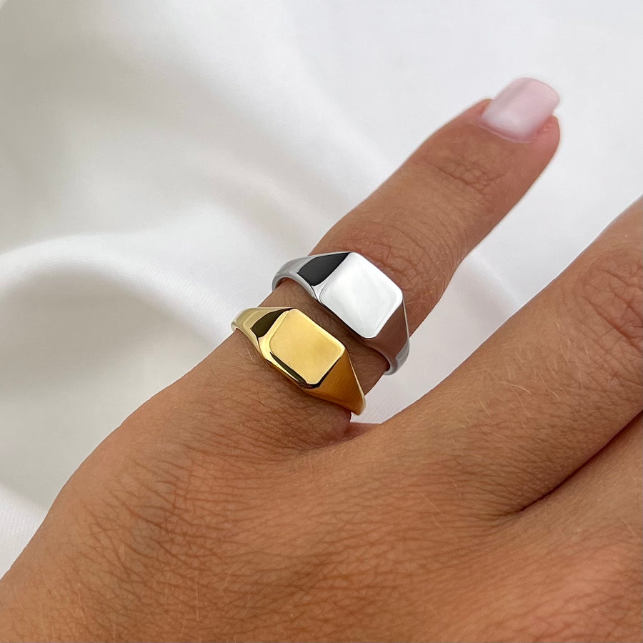 Anello chevalier quadrato liscio