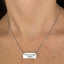 Collar con etiqueta