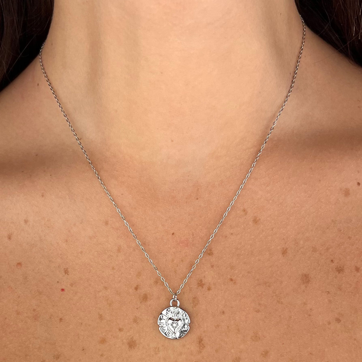 Collana Medaglietta cuore sacro - vista laterale