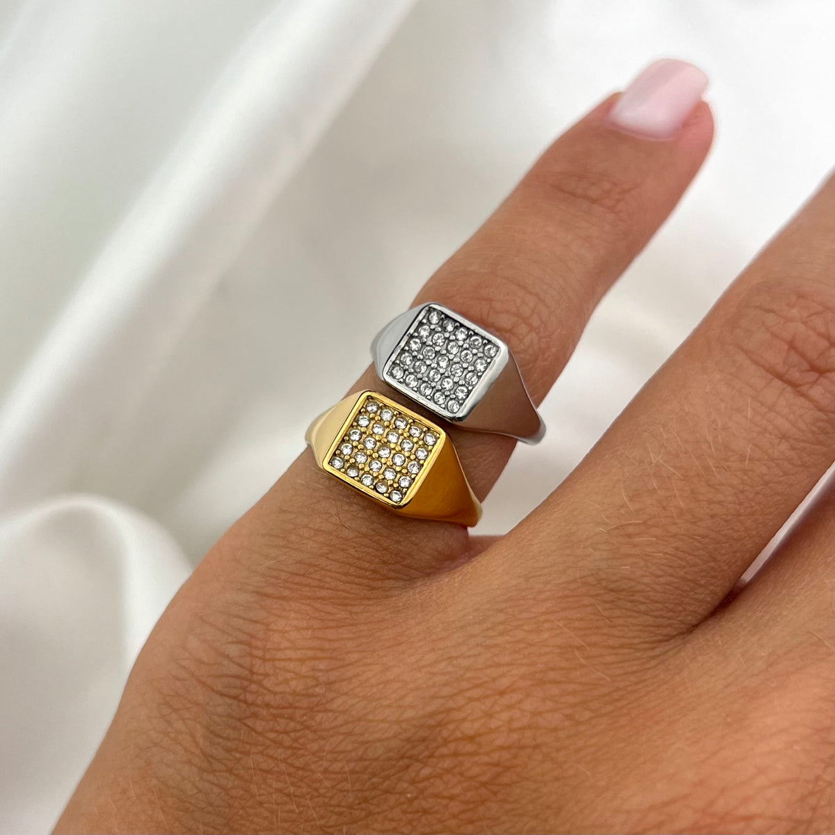 Anello chevalier quadrato pavè