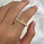 Anillo con letra de tenis