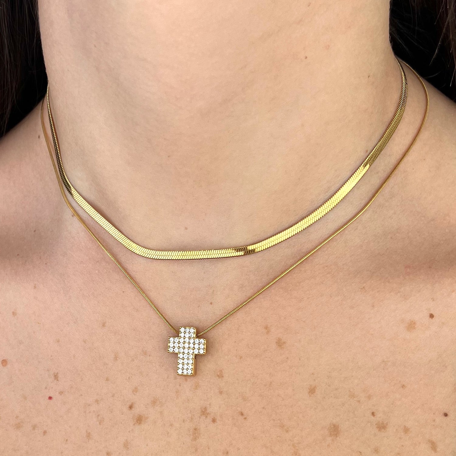 Collar con cruz de serpiente