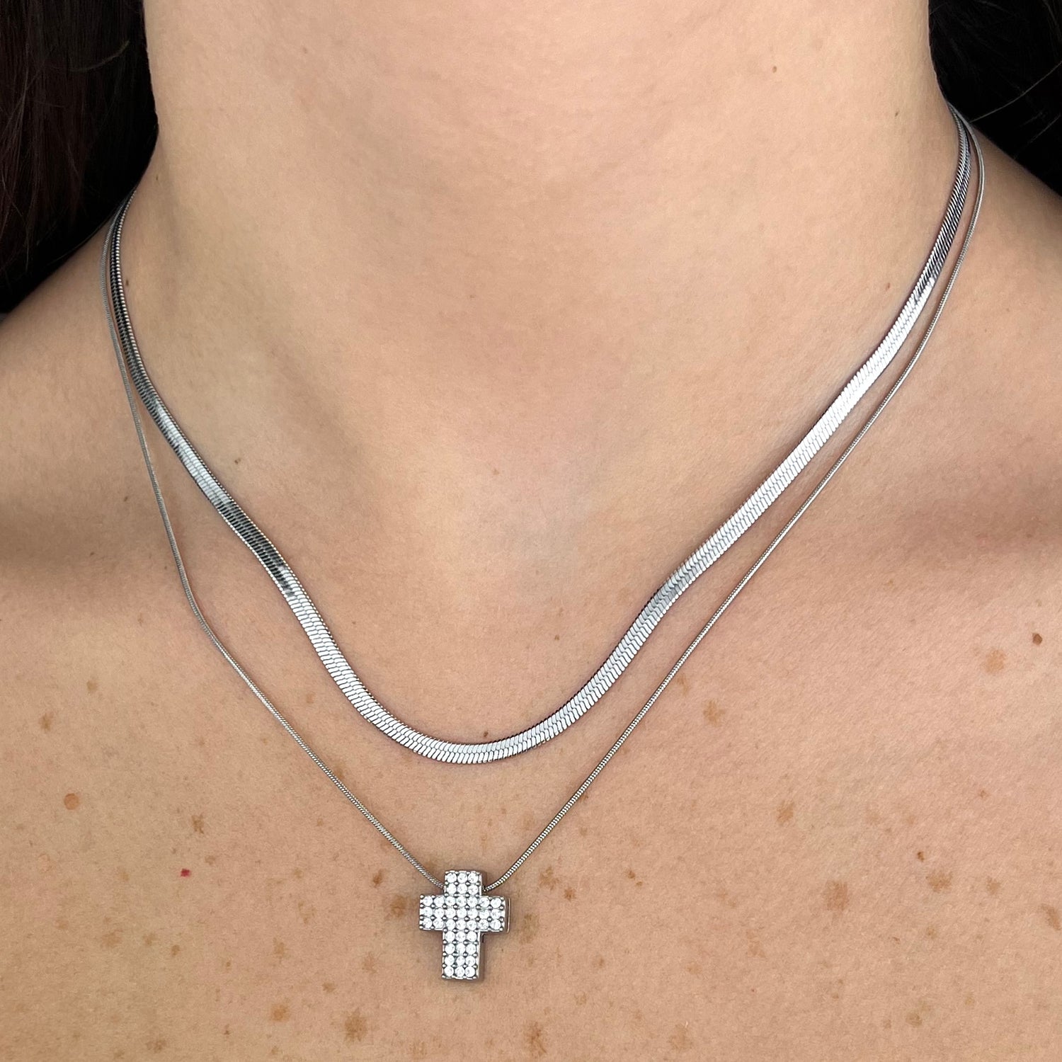 Collar con cruz de serpiente