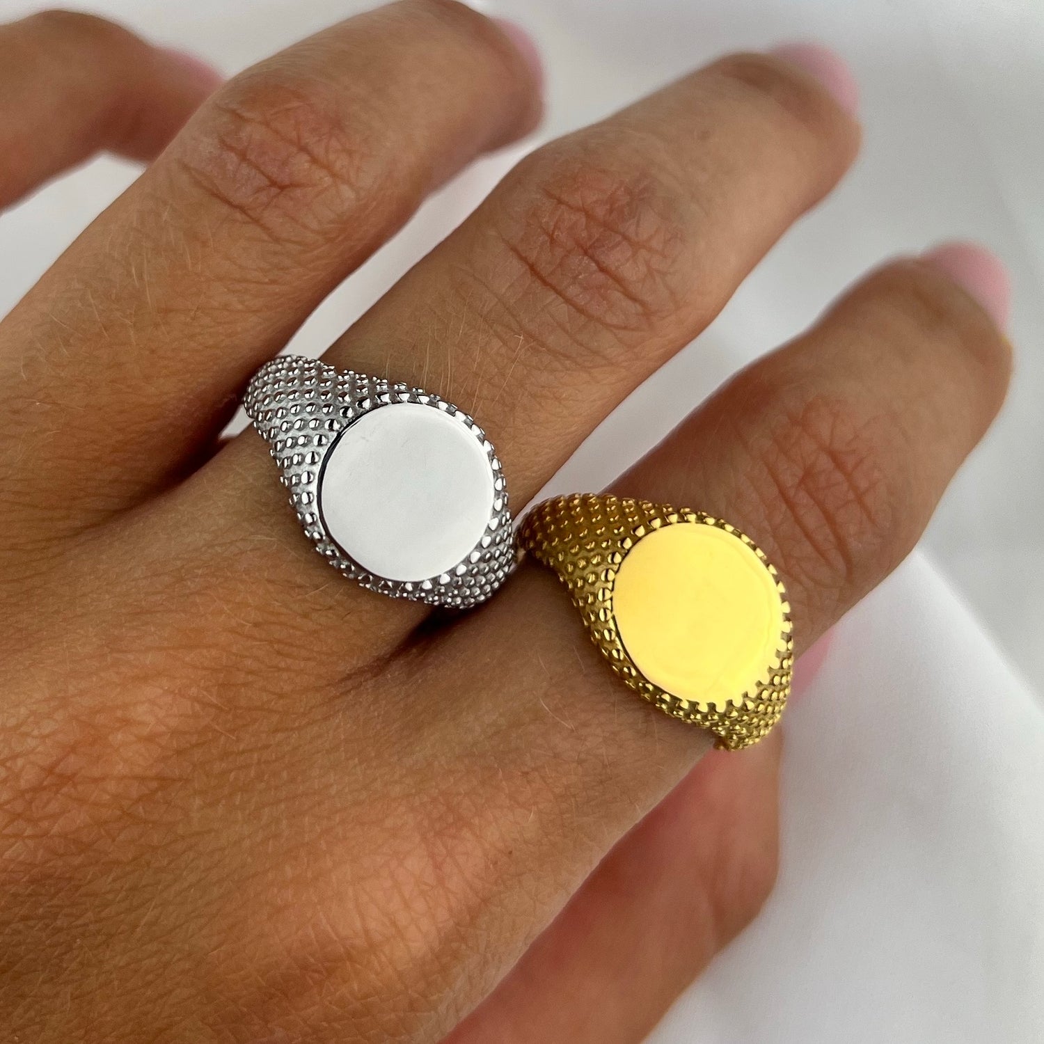 Anillo de caballero con tachuelas