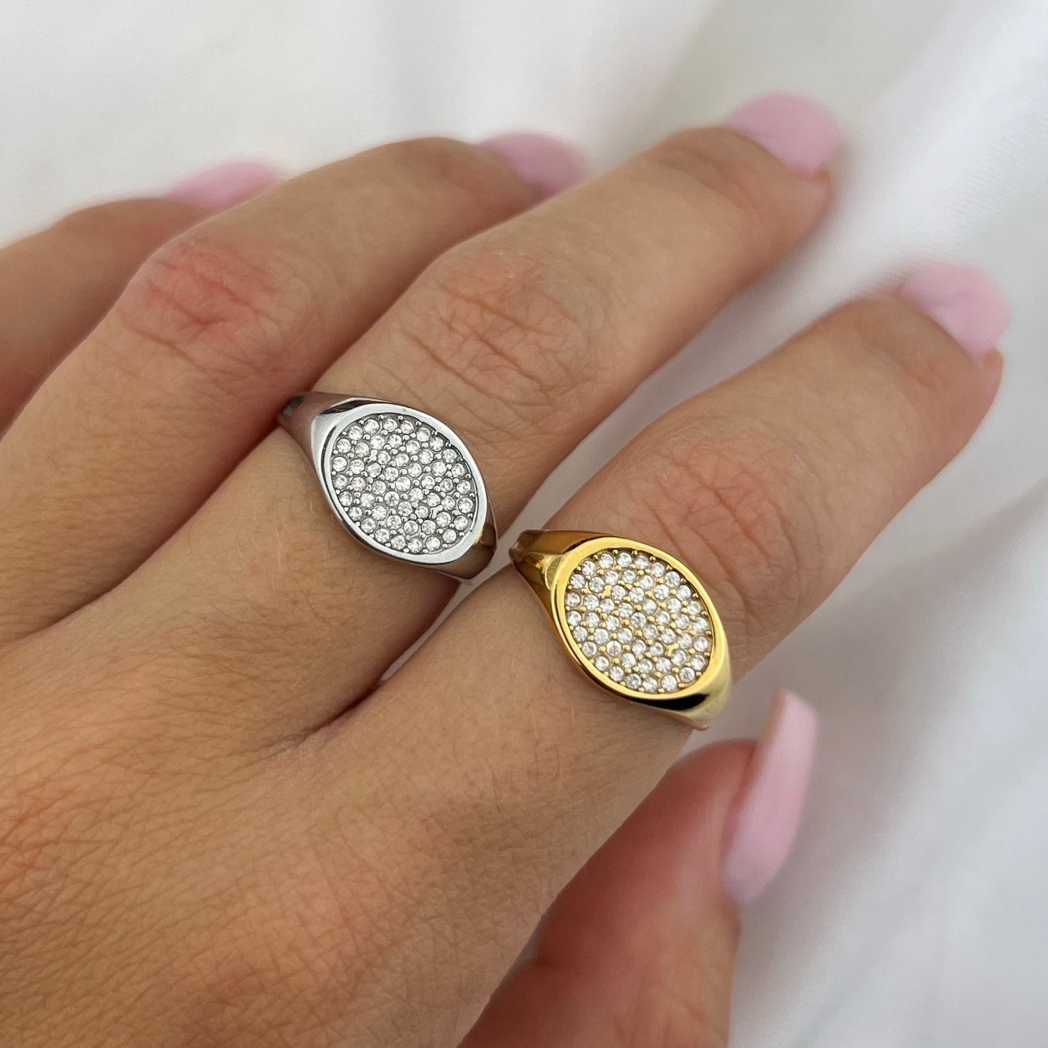 Anillo Chevalier con pavé ovalado