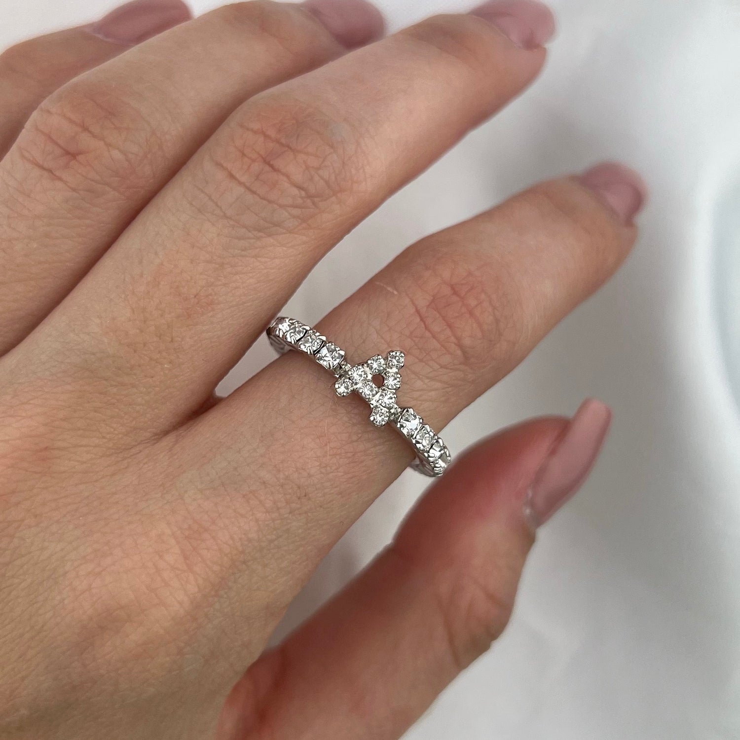 Anillo con letra de tenis