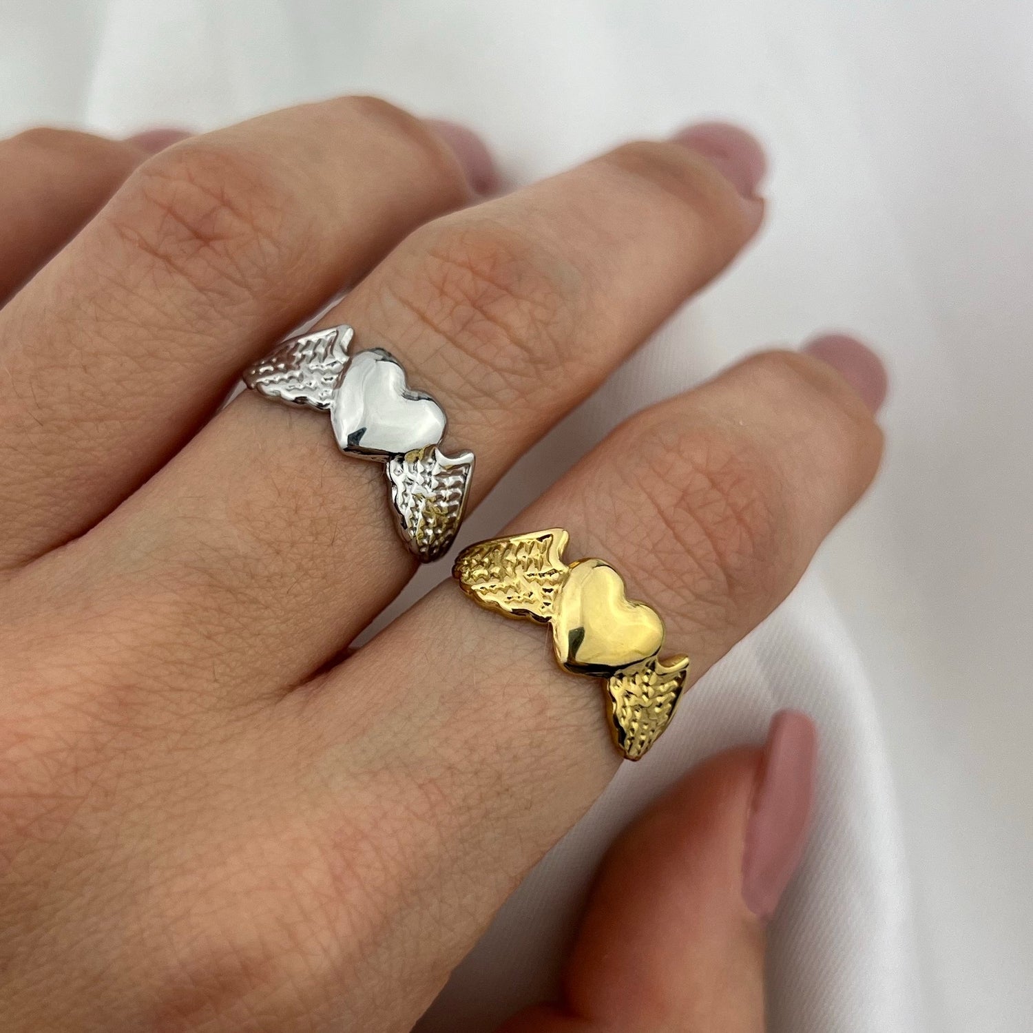 Anillo de corazón alado