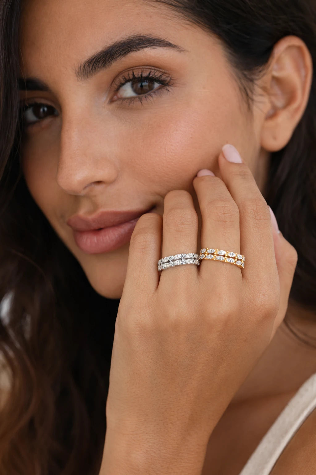 Anello Brillant indossato modella con anelli oro e argento gioiello donna elegante