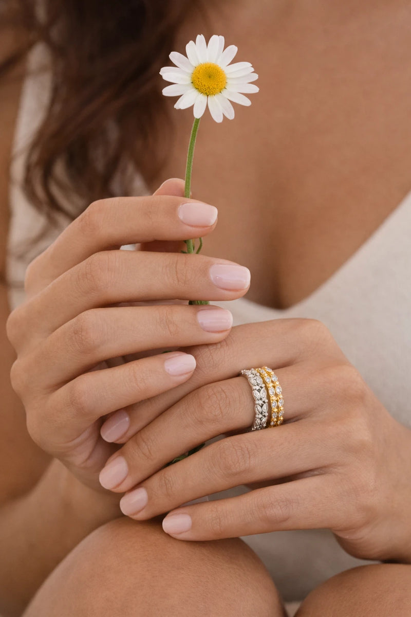 Anello Brillant lifestyle mani con anelli oro e argento fiore di campo bijoux donna