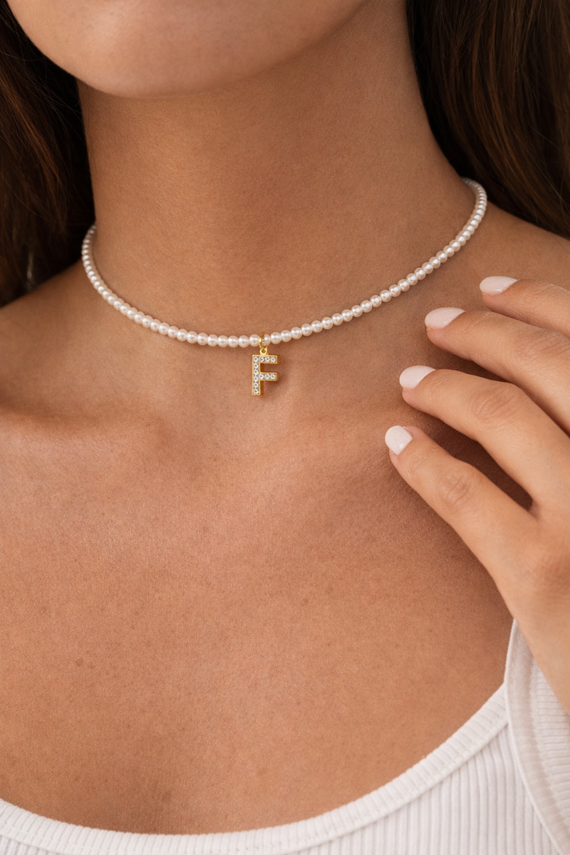Collana Micropearl Initial — Dettaglio ciondolo lettera su perline