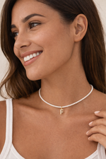 Collana Micropearl Initial — Indossata, vista lifestyle