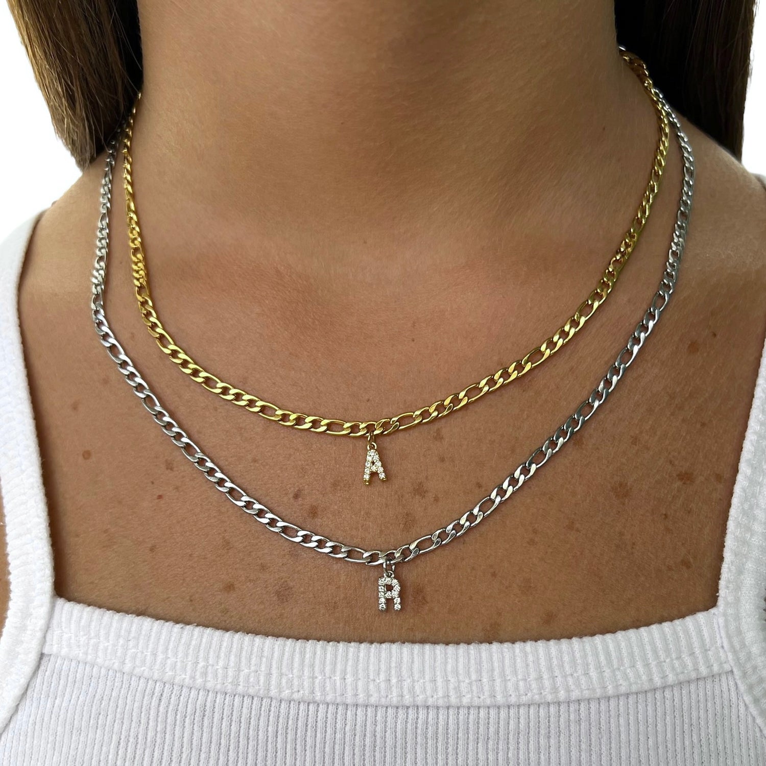 Collar de cadena con letras pequeñas