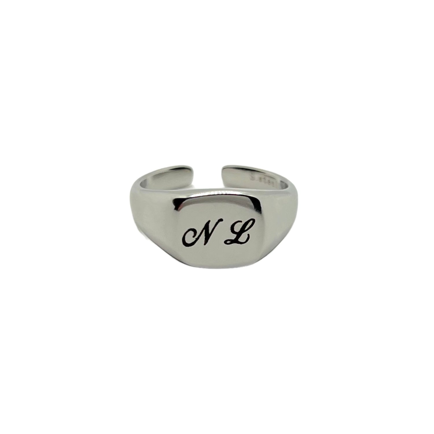 Anillo cuadrado sencillo con grabado