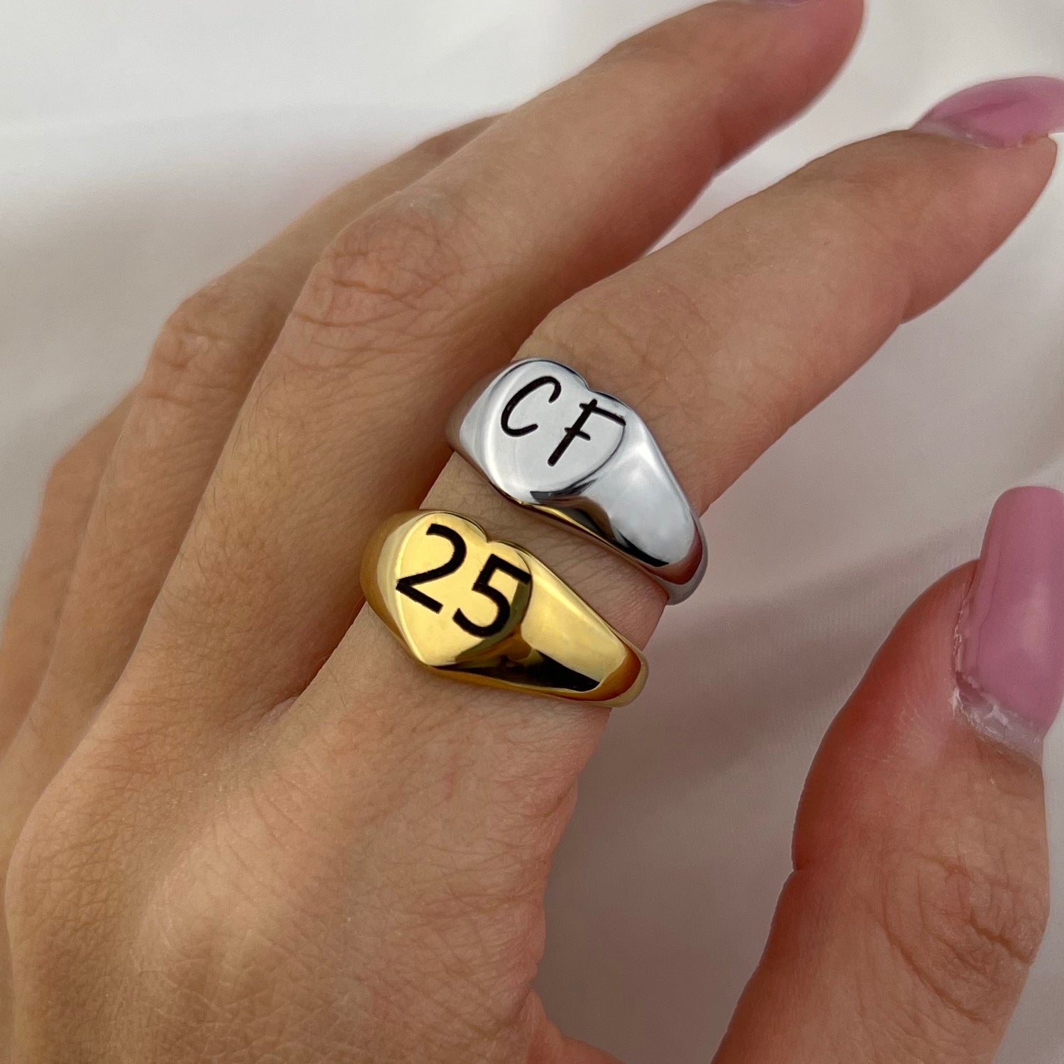 Anillo de corazón sencillo con grabado