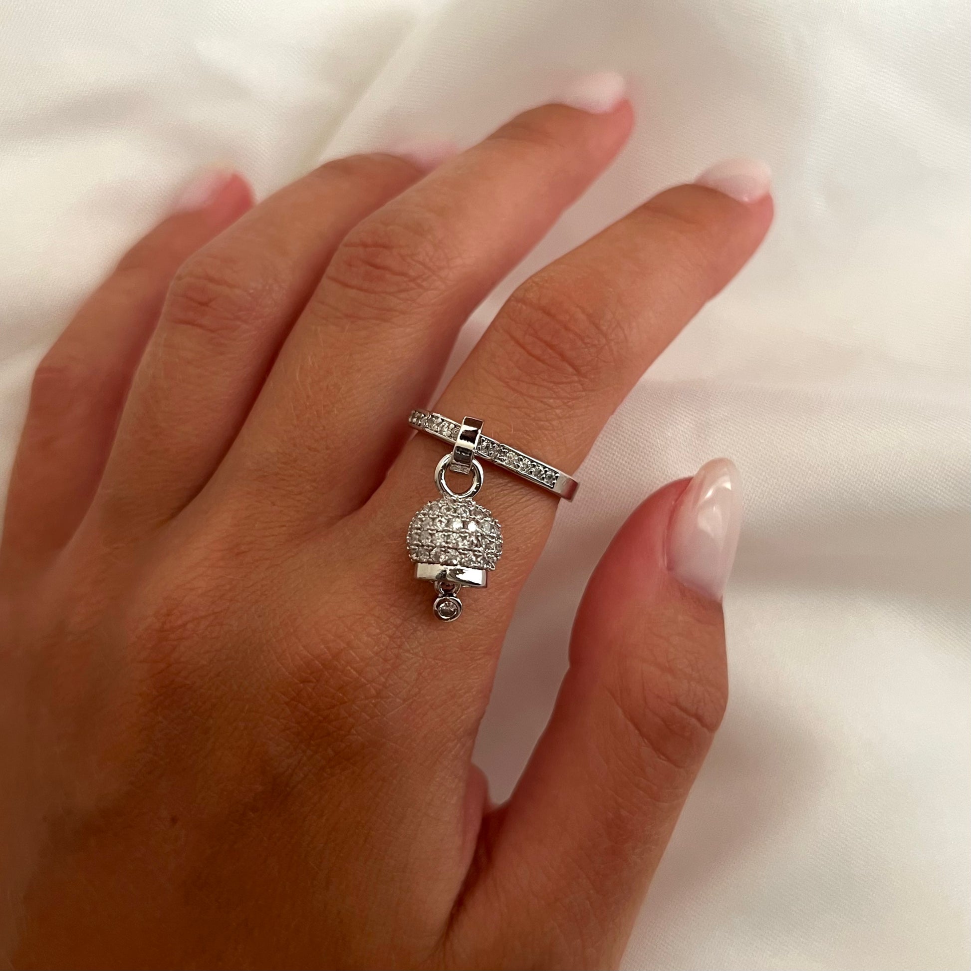 Anello con 2025 ciondolo campanella