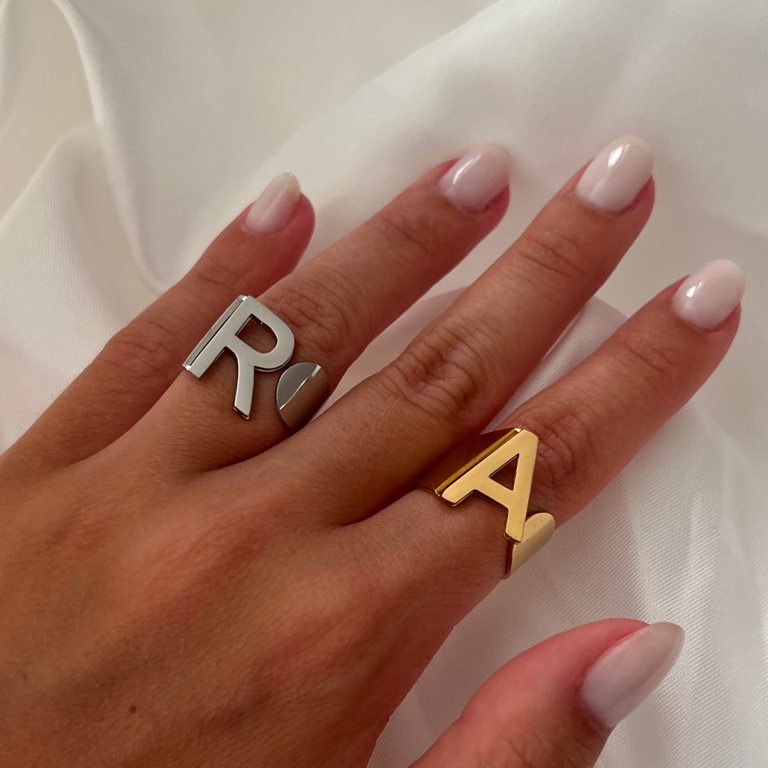Anillo con banda de letras